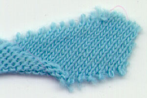 schräggeschnittenes Strickbändchen