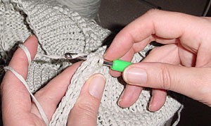 Die Ärmeleinsatznaht wird zusammengehäkelt