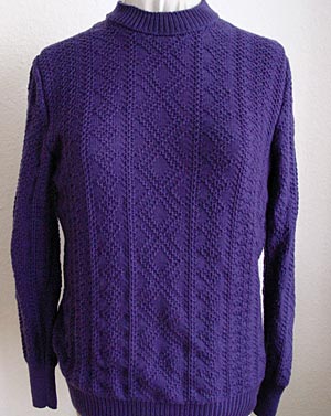 lila Pullover in Fangmuster