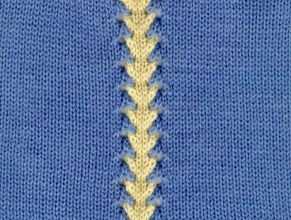 Glatt-Rechts-Gestrick, mit Tannenbaumborte zusammengefügt