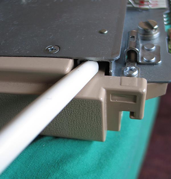 Nadelsperrschiene herausziehen