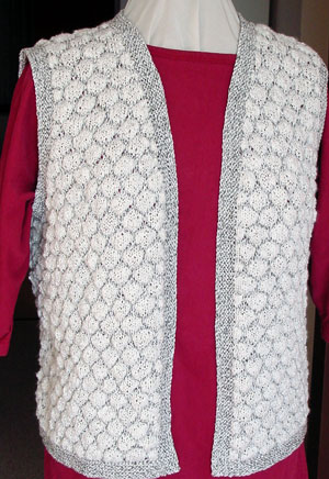 Weste im Fangmuster aus Resten gestrickt