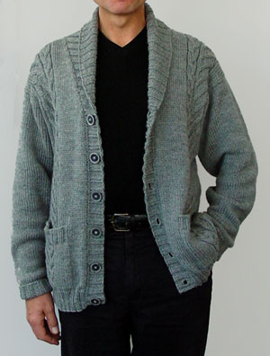 graue Herrenjacke mit Zopfmuster und Taschen